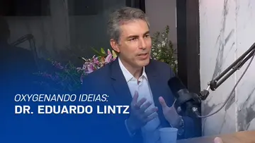 Médico entrevistado ao microfone, com a cartela Oxygenando Ideias