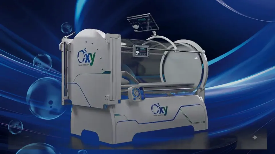 Câmara hiperbárica monoplace Oxy em três quartos sobre fundo azul, com a porta aberta e o leito à mostra