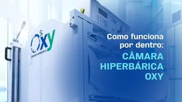 Câmara hiperbárica monoplace Oxy da geração Ecobar com a porta aberta e o console de comando no alto, com a chamada Como funciona por dentro