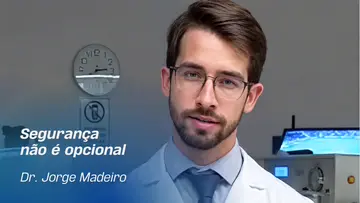 Médico de jaleco branco em close, com a chamada Segurança não é opcional