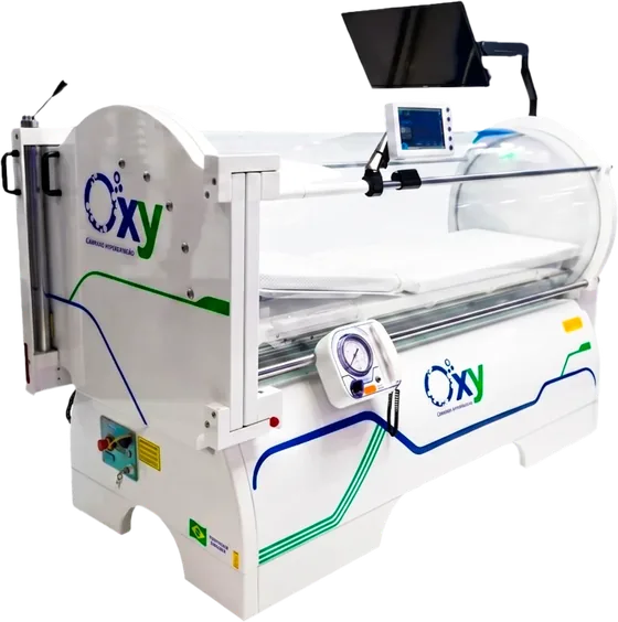 Câmara hiperbárica monoplace Oxy 800, de lado, com cúpula de acrílico, monitor no braço articulado e faixas azul e verde na base